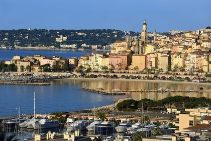 France, Alpes-Maritimes (06), Menton, la vieille ville dominée par la Basilique Saint Michel