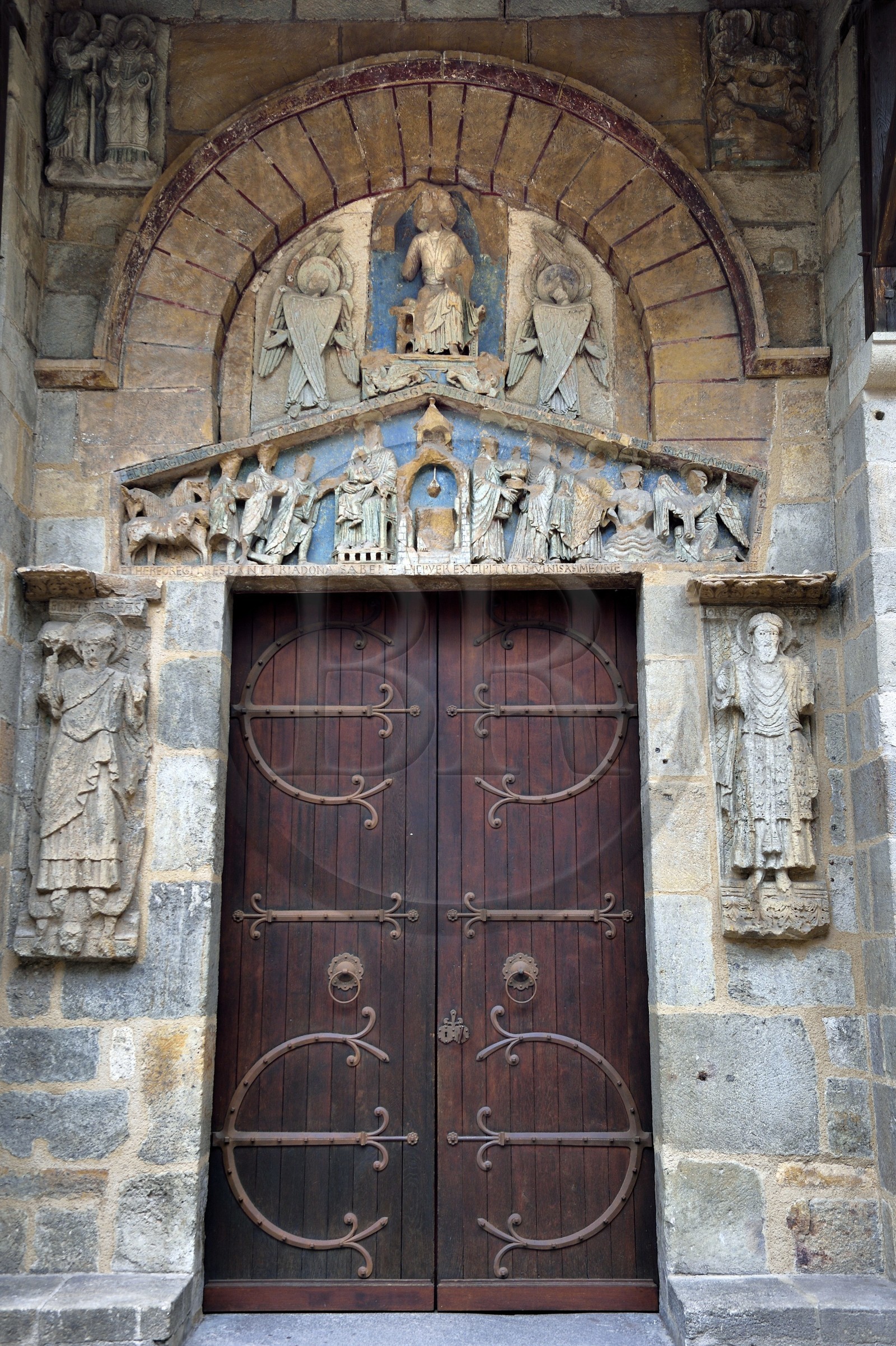 France, Puy-de-Dôme (63), Clermont-Ferrand, tympan  du portail latéral de la basilique Notre-Dame-du-Port de style roman auvergnat, classée Patrimoine Mondial de l'UNESCO au titre des Chemins de Saint-Jacques-de-Compostelle en France