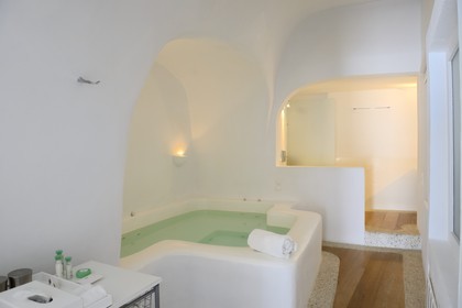 Grèce, Les Cyclades, mer Égée, île de Santorin (Thira ou Théra), village de Oia, l'hôtel Relais & Châteaux Kirini Suites & Spa, la salle de bain
