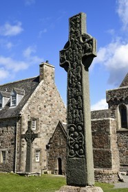 Royaume-Uni, Ecosse, Highland, Hébrides intérieures, Ile de Iona face à l'Ile de Mull, Croix de Saint-Martin (datée du 8ème siècle) devant l'abbaye d'Iona fondée par Saint Columba au VIème siècle, la Croix de Saint-Jean (copie) en arrière plan