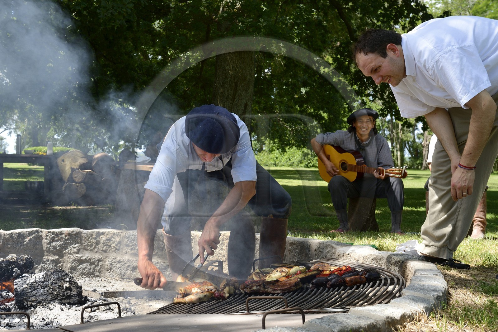 Argentine, province de Buenos Aires, San Antonio de Areco, estancia La Bamba de Areco, gauchos au campement, c'est le temps de la musique et des chants Estilos et Milongas, grillades au barbecue