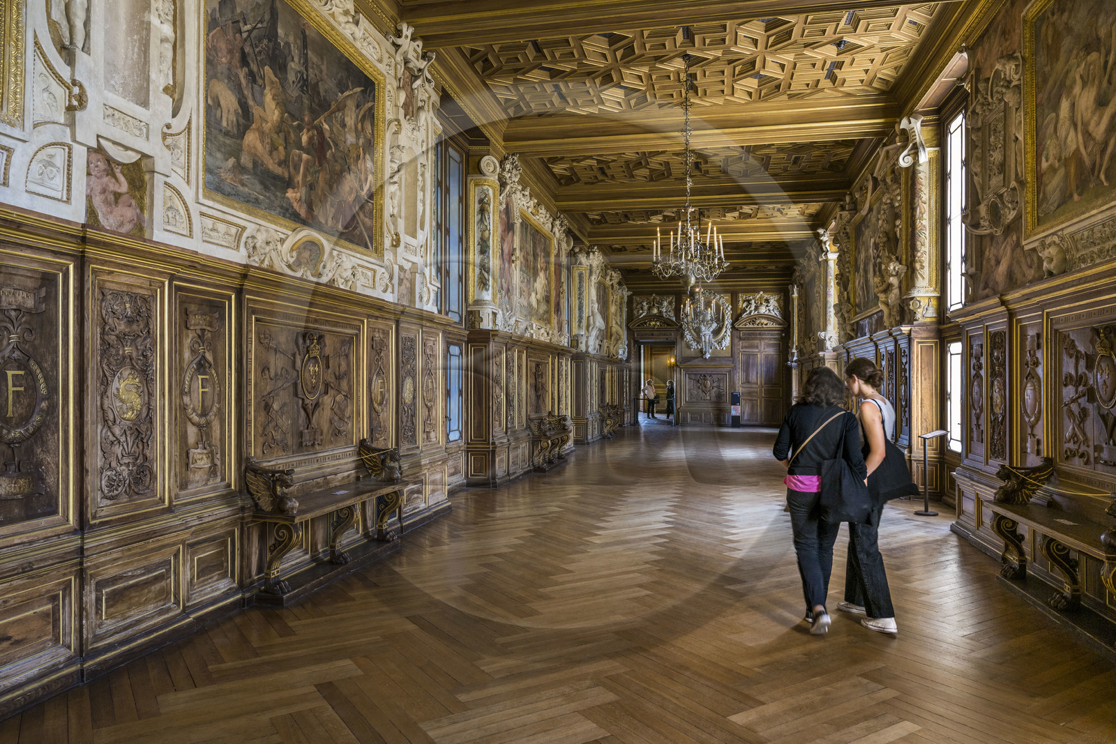 France, Seine-et-Marne (77), Fontainebleau, chateau de Fontainebleau, classé Patrimoine Mondial par l'UNESCO, la Galerie François 1er construite entre 1528 et 1530, décoré avec des peintures, des lambris, des fresques et des stucs, des boiseries en noyer sculpté et un plafond à caissons