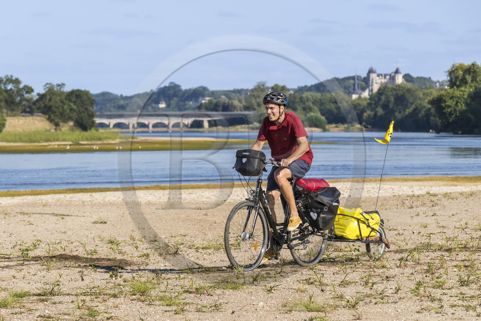 France, Maine-et-Loire (49), vallée de la Loire classée au Patrimoine Mondial par l'UNESCO, Saumur vers Saint-Hilaire, bancs de sable formant des îles sur la Loire et le chateau de Saumur en arrière plan, randonnée à bicyclette sur les berges de la Loire, vélo avec une remorque transportant le matériel de camping