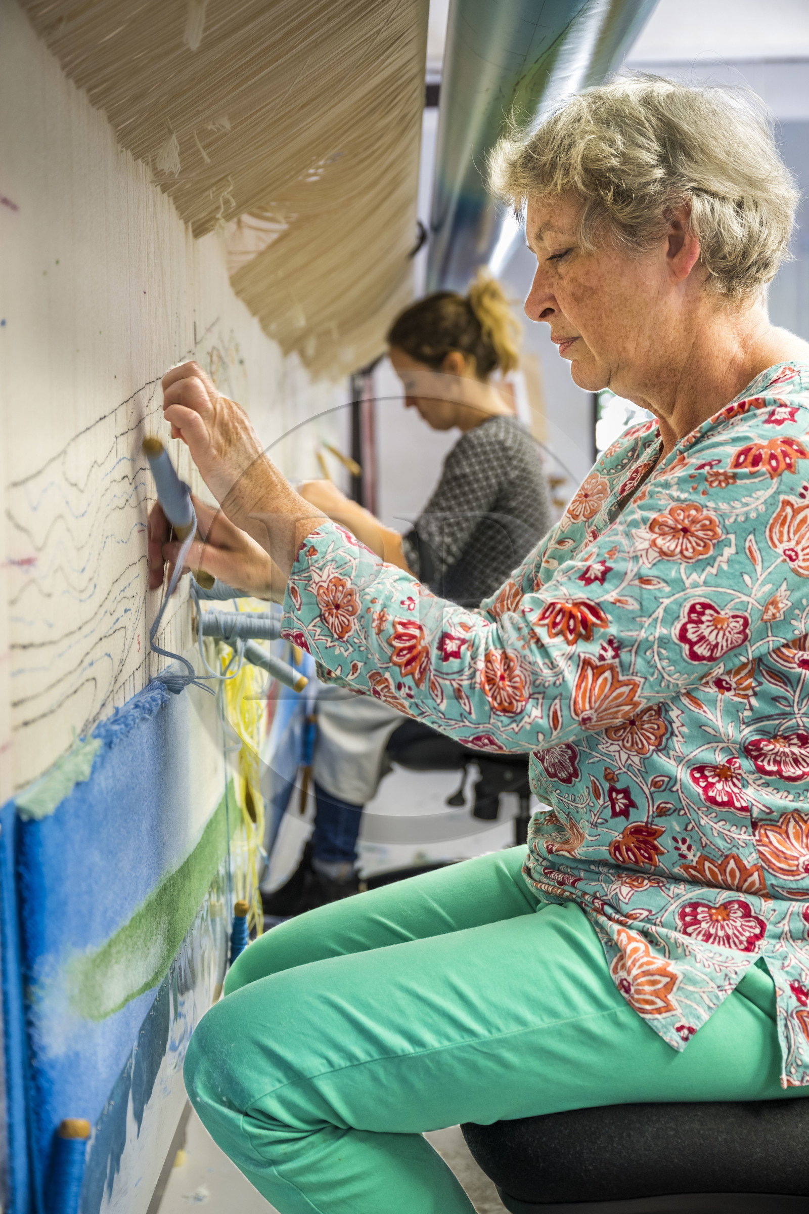 France, Hérault (34), Lodève, Manufacture de la Savonnerie unique annexe de la Manufacture Nationale de tapis de la Savonnerie des Gobelins, réalisation par la licière Odile Berthier sur un métier à tisser d'un tapis de haute lice Jardin d'Eau dessinée par Stéphane Calais
