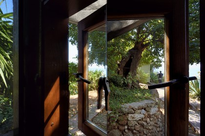 France, Alpes-Maritimes (06), Roquebrune-Cap-Martin, Cap Martin, cabanon Le Corbusier de 1952, jeu de miroirs autours de la fenêtre (Demande d'autorisation nécessaire avant publication)