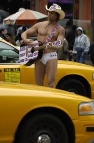 Etats-Unis, New York, Manhattan, Times Square, le Naked Cow-boy (cow boy nu) fait son show sur Broadway