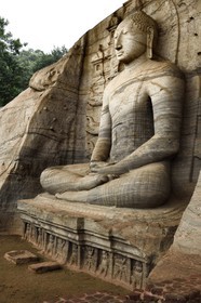 Sri Lanka, province du Centre-Nord, Polonnaruwa, l'ancienne capital du pays (XIe au XIIIe siècle) est classée au Patrimoine Mondial de l'UNESCO, bouddha géant taillé dans la rocher du Gal Vihara,  Bouddha assis les mains jointes en forme de coupe dans la position méditative du dhyana mudra