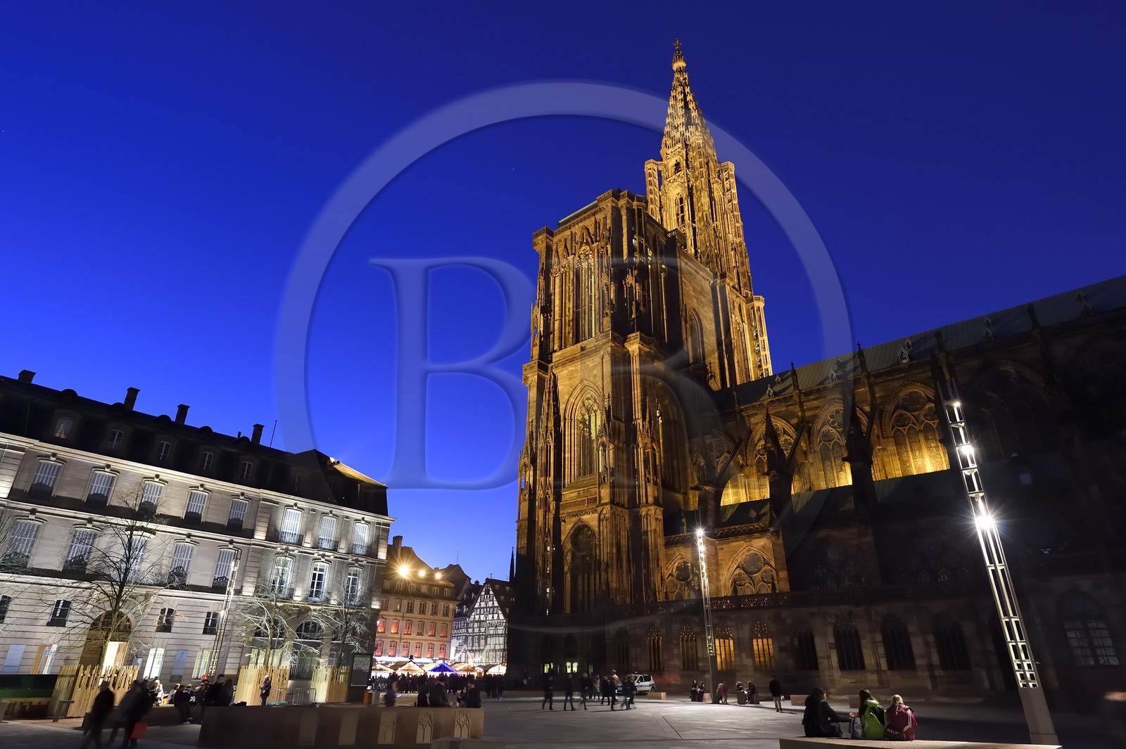 France, Bas-Rhin (67), Strasbourg, vieille ville classée au Patrimoine Mondial de l'UNESCO, place du Château, la Cathédrale Notre Dame