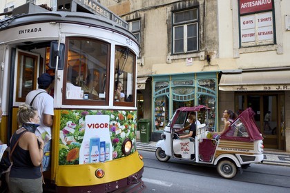 Portugal, Lisbonne, quartier de Baixa pombalin, tramway et tricycle à moteur dans la rua da Conceicao