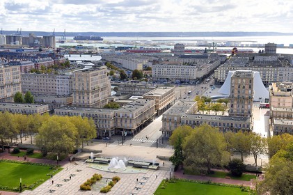 France, Seine-Maritime (76), Le Havre, Centre-ville reconstruit du Havre par Auguste Perret classé Patrimoine Mondial de l'UNESCO, immeubles Perret autours des jardins de l'Hotel de Ville et le port en arrière plan