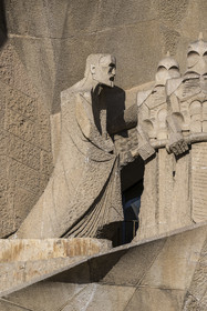 Espagne, Catalogne, Barcelone, quartier de l'Eixample, basilique de la Sagrada Familia de l'architecte du modernisme catalan Antoni Gaudi classée Patrimoine Mondial de l'UNESCO, Gaudi (à gauche) incarné dans la figure d'un évangéliste par le sculpteur Subirachs