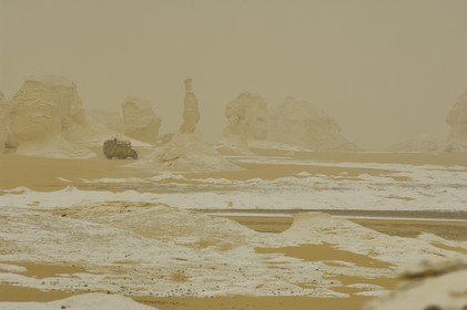 Egypte, désert libyque, tempêtre de sable dans le Désert Blanc au nord de Farafra