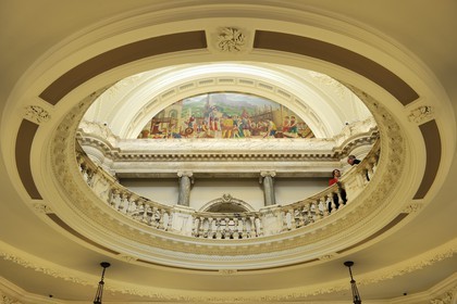 Royaume-Uni, Irlande du Nord, Belfast, le City Hall (hotel de ville), le hall principal et fresque symbolisant l'histoire de la ville