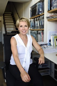 France, Bouches-du-Rhône (13), Marseille, l'architecte Corinne Vezzoni à son bureau dans la Cité Radieuse de Le Corbusier