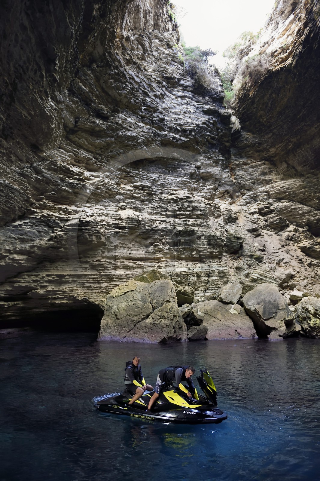 France, Corse-du-Sud (2A), Bonifacio, la grotte Saint-Antoine dans la falaise de calcaire