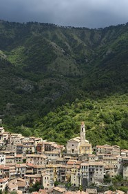 France, Alpes-Maritimes (06), le village perché de Lucéram dominée par l'église Sainte-Marguerite