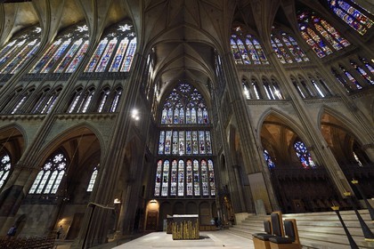 France, Moselle (57), Metz, la cathédrale Saint-Etienne, vitraux de la facade Nord, au centre la verrière de Théobald de Lixheim sur le croisillon nord du transept