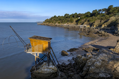 France, Loire-Atlantique (44), Baie de Bourgneuf, La Bernerie-en-Retz, cabane de pêche traditionnelle au carrelet en bordure de la plage de Crêve-coeur (vue aérienne)