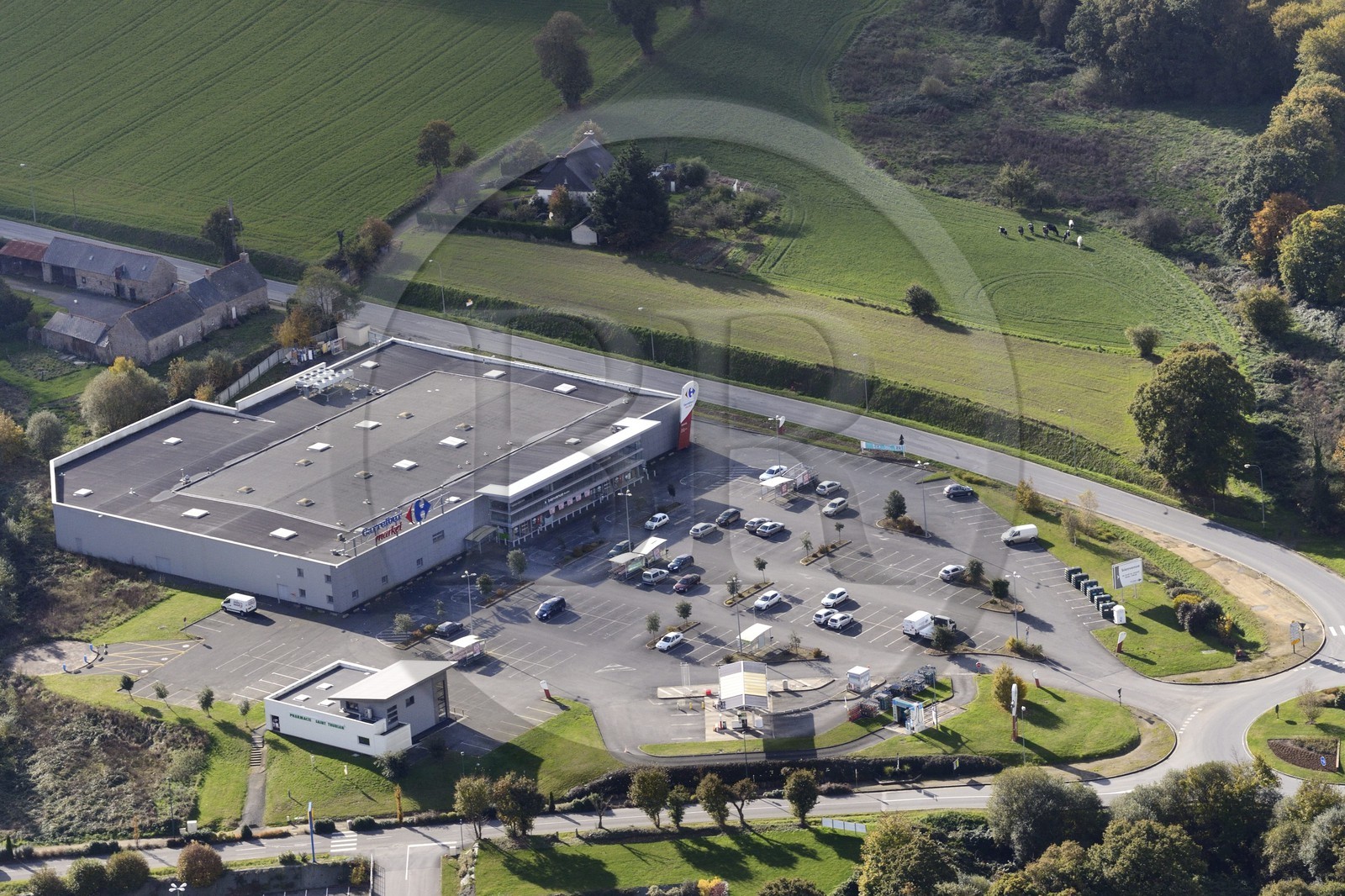 France, Côtes-d'Armor (22), Quintin, supermarché Carrefour Market (vue aérienne)