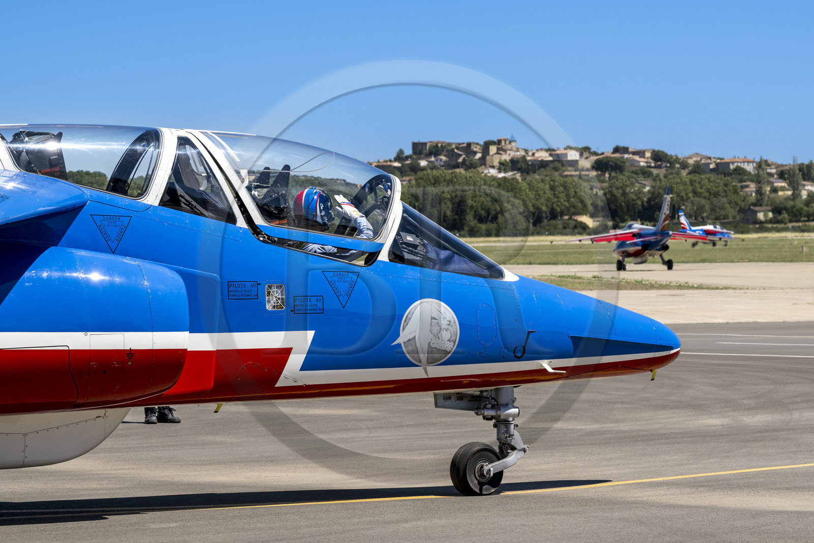 France, Bouches-du-Rhône (13), Salon-de-Provence, base aerienne 701, base de la Patrouille de France (PAF pour Patrouille acrobatique de France) de l'Armée de l'air et de l'espace française, le pilote salue son mécanicien avant chaque vol à bord de l'avion Alphajet