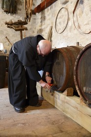 Croatie, Dalmatie, côte dalmate, Ile d’Ugljan, Preko, Monastère Franciscain de l'îlot Galovac, les moines produisent leur propre liqueur