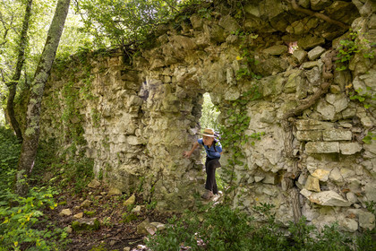 France, Vaucluse (84), Dentelles de Montmirail, Sablet, randonneuse sur le site en ruine d'une abbaye de moniales du VIIe siècle dans le vallon de Prébayon