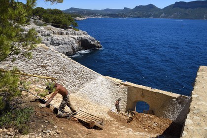 France, Bouches-du-Rhône (13), Cassis, Parc national des Calanques, baie de Cassis, pointe de la Cacau, restauration des Trémies par les cordistes de Alpes de lumière