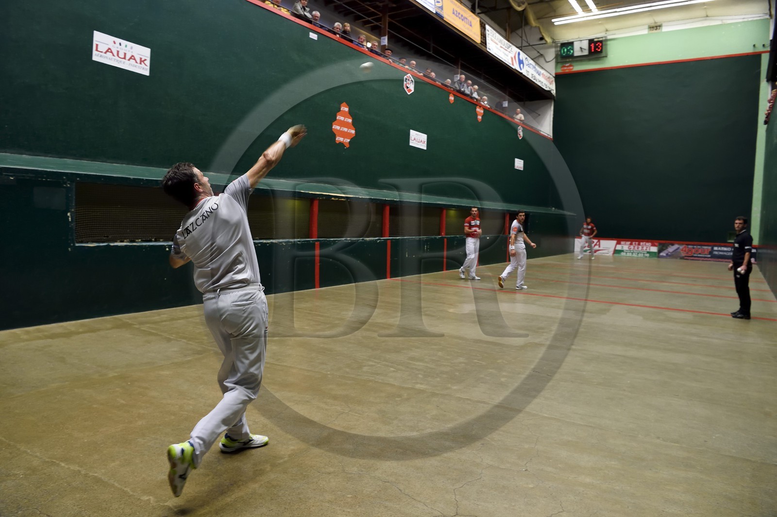 France, Pyrénées-Atlantiques (64), Pays-Basque, Saint-Jean-Pied-de-Port, trinquet Garat, traditionnelle partie de Pelote basque à main nue pour la coupe des Chasseurs