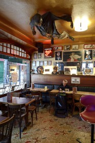 France, Rhône (69), Lyon, site historique classé Patrimoine Mondial de l'UNESCO, Vieux Lyon, Café de la Cathédrale dans la rue Saint-Jean
