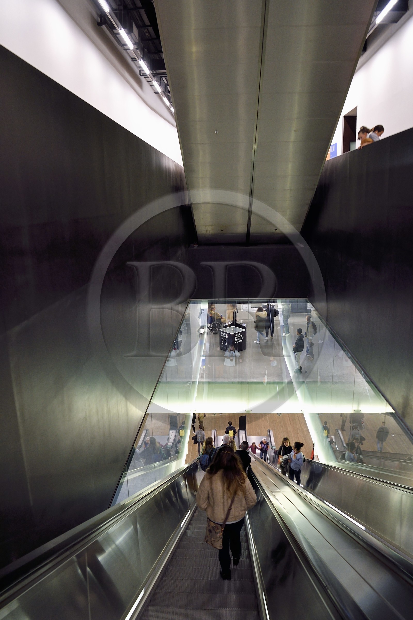 Royaume-Uni, Londres, quartier de Southwark, la Tate Modern, musée d'art contemporain, l'escalator central