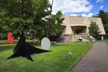 Suisse, canton du Valais, Martigny, Fondation Pierre Gianadda, Alexander Calder, Stabile-Mobile – Brasília, métal peint et axe en acier, 1965