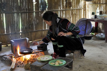 Vietnam, province de Lao Cai, région de Sapa, intérieur d'une maison de l'ethnie Hmong Noir, vie quotidienne, cuisine du Tofu