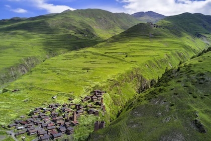 Géorgie, Kakheti, Parc national de Touchétie, vallée de la rivière Alazani dans les montagnes de Pirikiti, village de Dartlo surplombé par Kvavlo (vue aérienne)
