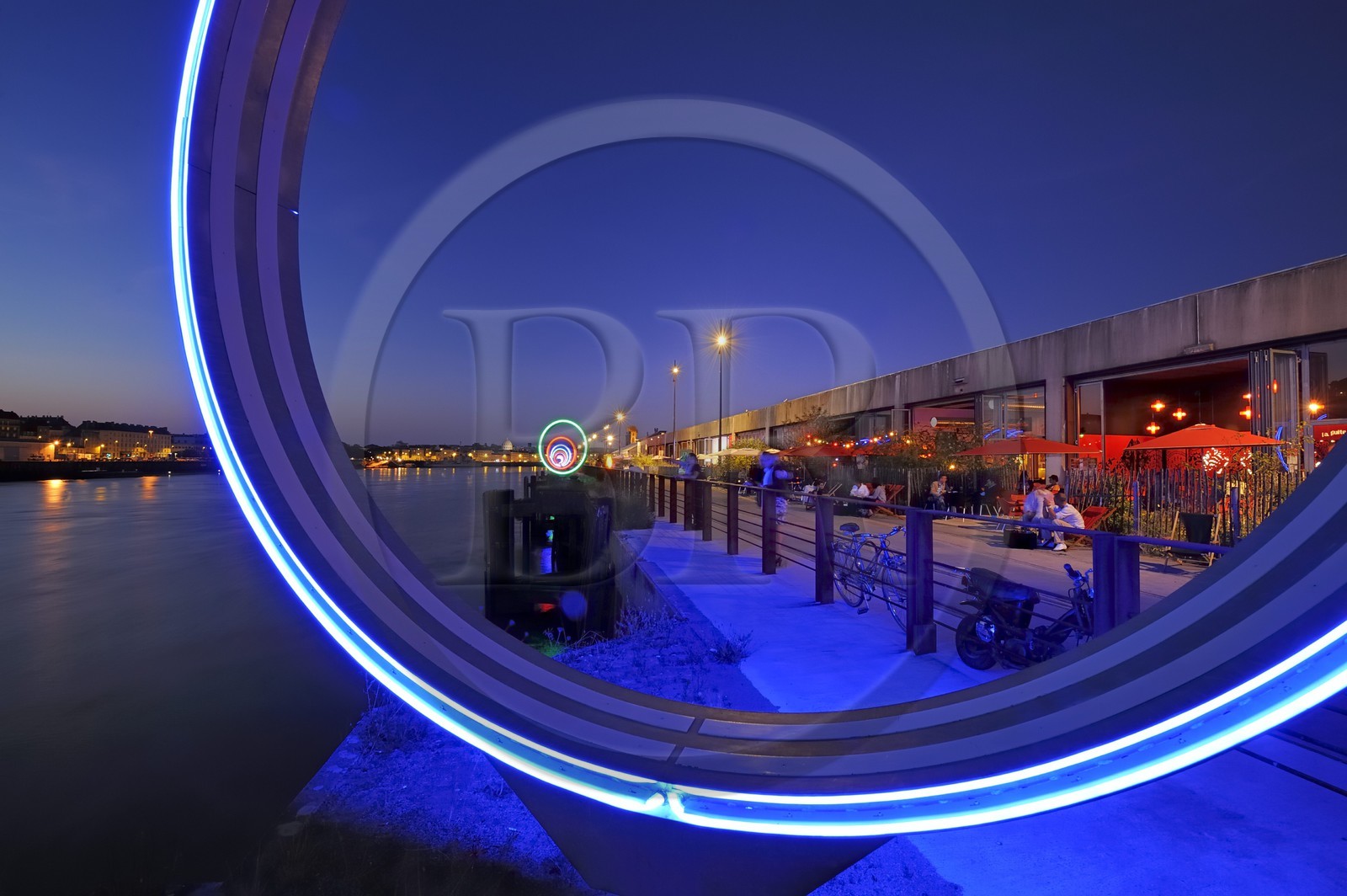 France, Loire-Atlantique (44), Nantes, l'Ile de Nantes, le Hangar à Bananes et les anneaux de Buren sur les quais de Loire