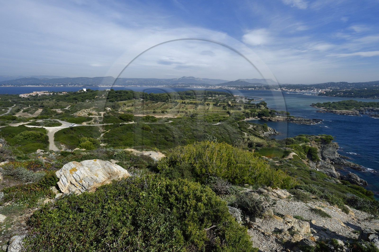 France, Var (83), Ile des Embiez vue depuis la Pointe du Coucoussa, en arrière plan Six-Fours-les-Plages sur le continent