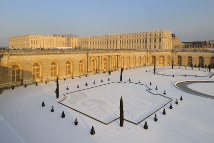 France, Yvelines (78), parc du château de Versailles sous la neige, classé Patrimoine Mondial de l'UNESCO, l'Orangerie et son parterre