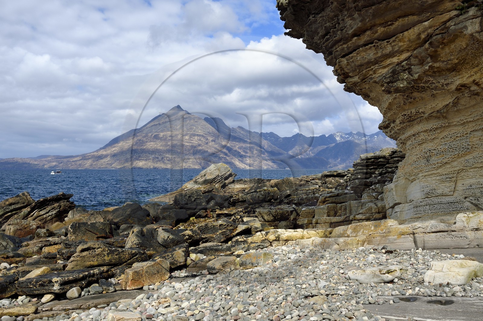 Royaume-Uni, Ecosse, région des Highlands, les Hébrides, Ile de Skye, falaise de Elgol sur les rives du Loch Scavaig au bout de la péninsule de Strathaird et le massif des Black Cuillin Mountains en arrière plan