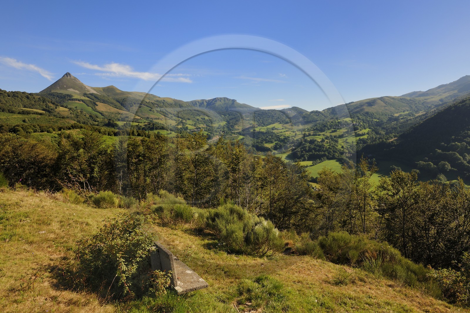 France, Cantal (15), monts du Cantal, Parc Naturel Régional des Volcans d' Auvergne, Saint-Jacques-des-Blats sur le chemin de Saint-Jacques de Compostelle par la Via Arverna, la vallée de la Cère et le Puy Griou (1694m)