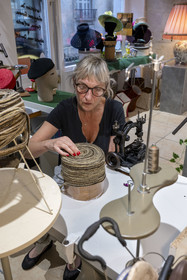 France, Côte-d'Or (21), Dijon, la modiste Meilleur Ouvrier de France Sara Tintinger confectionnant un chapeau dans son atelier-boutique Bibi & Bob de la rue d'Assas, le chapeau est travaillé sur du ruban de velourette