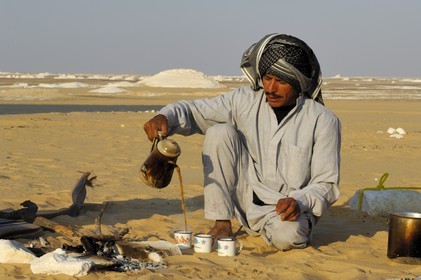 Egypte, désert libyque, bivouac dans le Désert Blanc au nord de Farafra, préparation du thé
