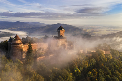 France, Bas-Rhin (67), Orschwiller, le chateau du Haut-Koenigsbourg et la plaine d'Alsace en arrière plan à droite (vue aérienne)
