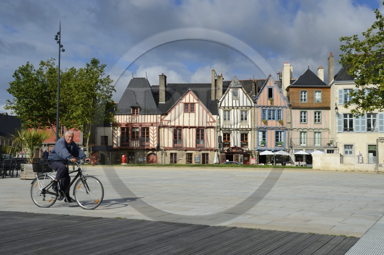France, Morbihan (56), Golfe du Morbihan, Vannes, le quai Eric Tabarly sur la rive droite du port de plaisance, terrasse d'un bar restaurant et maisons à colombages
