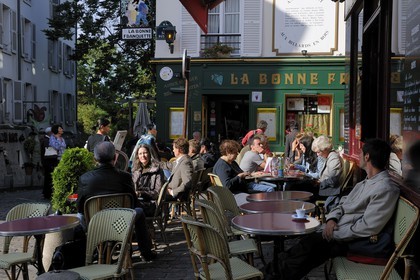 France, Paris (75), la Butte Montmartre, terrasses de café rue Norvins