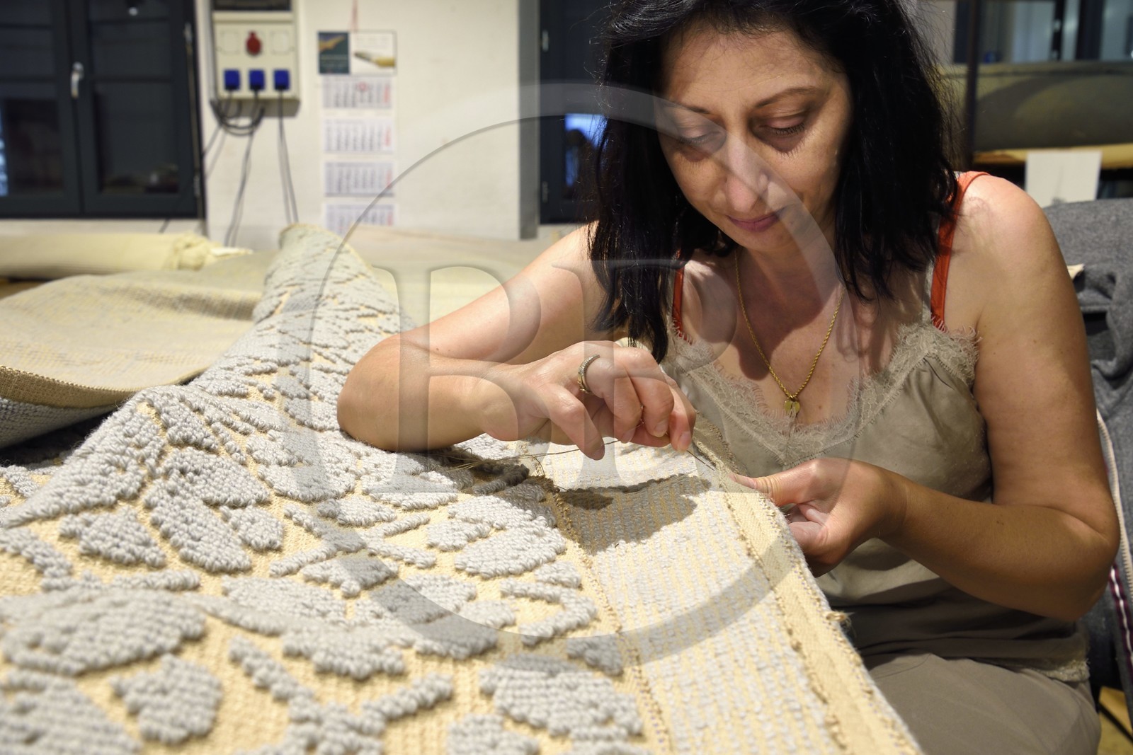France, Var (83), Presqu'Ile de Saint-Tropez, Cogolin, la Manufacture Cogolin fabrique des tapis depuis 1924, chaque lé est tissé individuellement et assemblé aux autres à la main