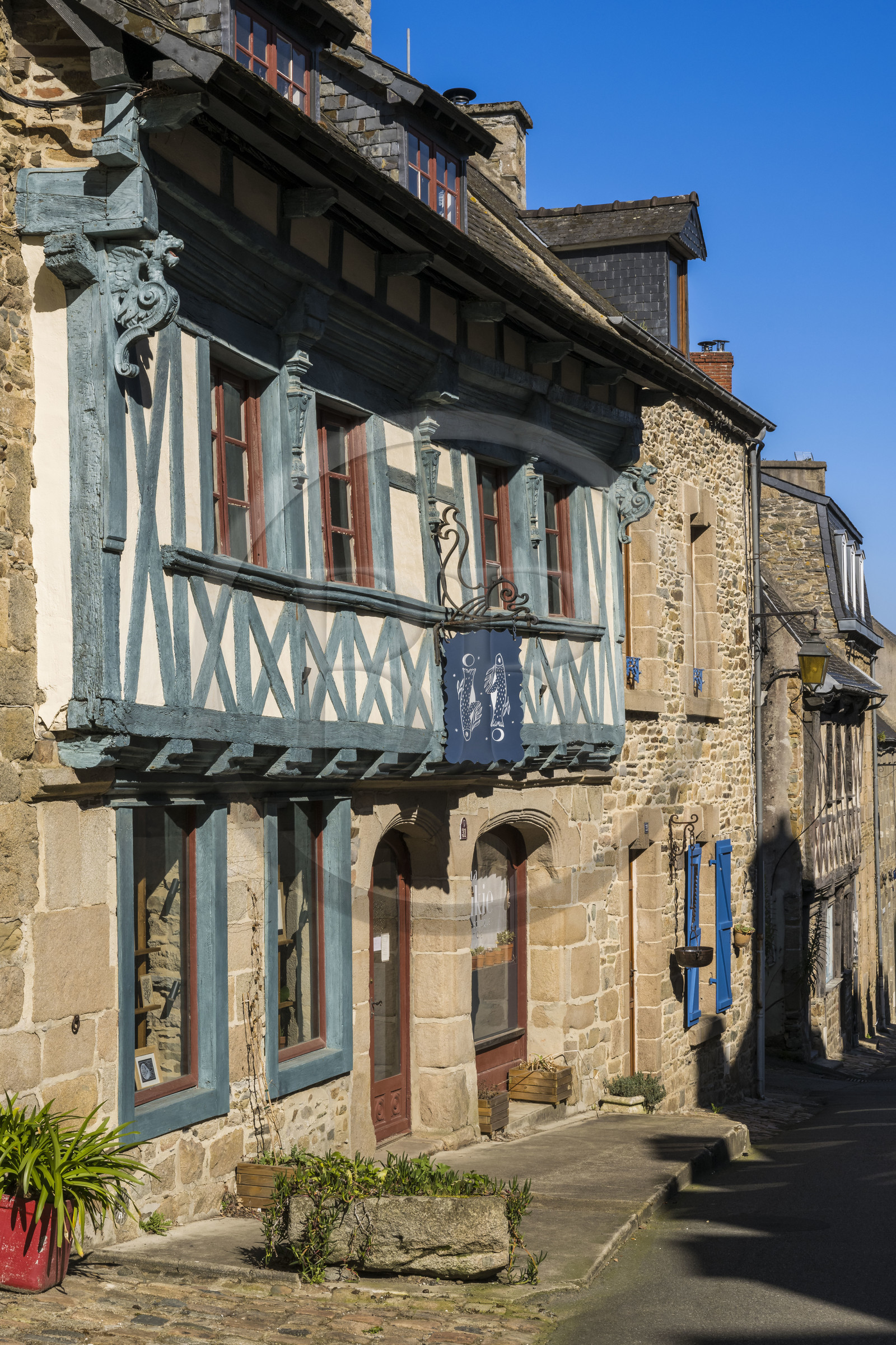 France, Côtes-d'Armor (22), Tréguier, facade de maison à pans de bois typique du Trégor dans la rue Ernest Renan