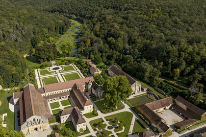 France, Côte-d'Or (21), Marmagne, l'abbaye cistercienne de Fontenay fondée en 1118, classée au Patrimoine Mondial de l'UNESCO, la vallée du ru (ruisseau) de Fontenay en arrière plan (vue aérienne)