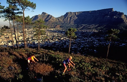 Afrique du Sud, péninsule du Cap, randonnée en VTT à Signal hill près de la ville du Cap. la Montagne de la Table au fond