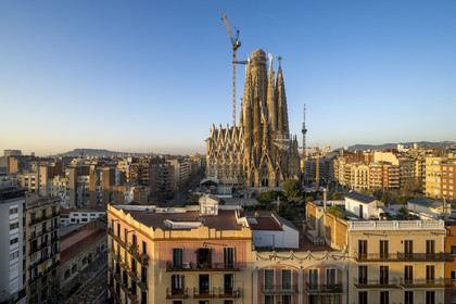 Espagne, Catalogne, Barcelone, quartier de l'Eixample, basilique de la Sagrada Familia de l'architecte du modernisme catalan Antoni Gaudi classée Patrimoine Mondial de l'UNESCO, façade de la Nativité et les immeubles environnant