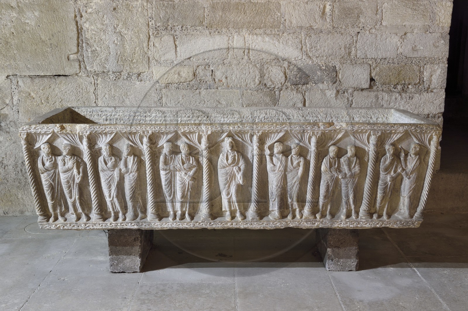 France, Puy-de-Dôme (63), Clermont-Ferrand, cathédrale Notre-Dame de l'Assomption, dans la crypte du Xe siècle, sarcophage gallo-romain chrétien en marbre du Ve siècle représentant le Christ et les apotres