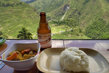 Philippines, province d'Ifugao, les rizières en terrasses de Banaue autour du village de Batad, classées Patrimoine Mondial de l'UNESCO, repas traditionnel avec vue au Guest house Hillside Inn
